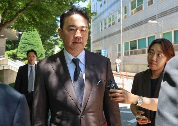 ▲법원에 회생을 신청한 종편 JTBC 등 중앙그룹 계열사 5곳에 대한 대표자 심문 기일이 열린 지난 6월23일 홍정도 중앙그룹 부회장이 서초구 서울회생법원에서 열린 중앙그룹 계열사 기업회생신청 대표자 심문을 마친 뒤 이동하고 있다. ⓒ연합뉴스