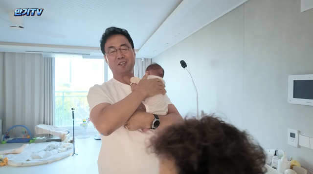 이만기의 장모가 세쌍둥이 증손주들과 처음 만났다. / 유튜브 채널 '만기TV'