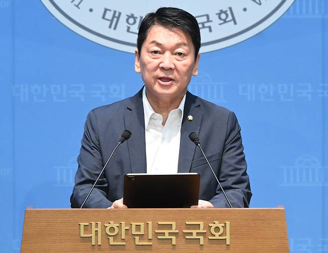 안철수 국민의힘 의원이 12일 오전 서울 여의도 국회 소통관에서 현안 관련 기자회견을 하고 있다. 이상섭 기자
