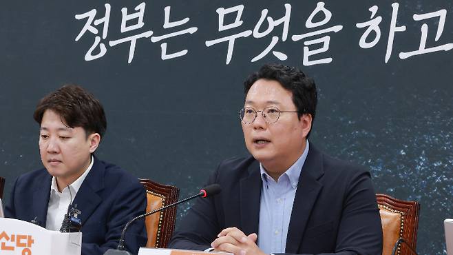개혁신당 천하람 원내대표가 3일 국회에서 열린 최고위원회의에 참석해 발언하고 있다. 왼쪽은 이준석 대표. 연합뉴스
