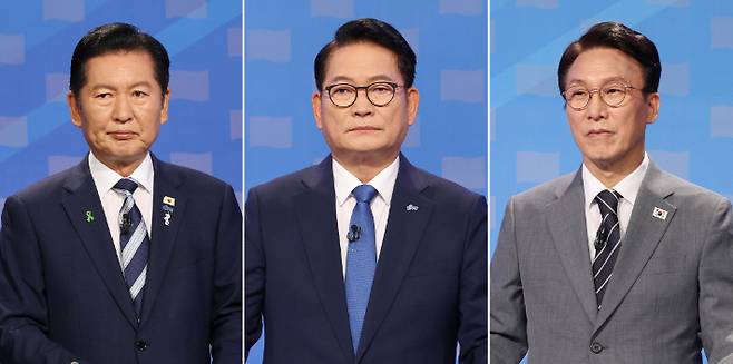 더불어민주당 정청래(왼쪽부터)·송영길·김민석 당 대표 후보가 각각 12일 서울 양천구 SBS 목동 스튜디오에서 열린 TV 토론회에 참석해 시작을 기다리고 있다. 연합뉴스