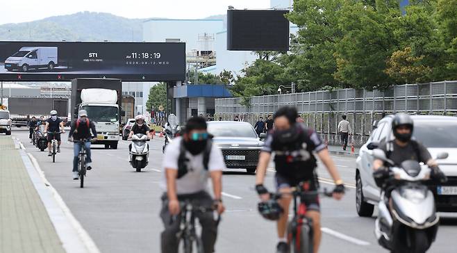 12일 울산시 북구 현대자동차 울산공장 명촌정문에서 오전조 근무자들이 4시간 부분파업으로 일찍 퇴근하고 있다. ⓒ연합뉴스