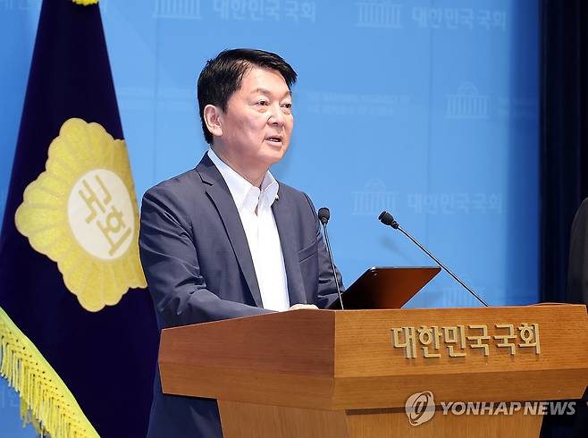 안철수 의원, "조작강화특위 쇄신은" (서울=연합뉴스) 배재만 기자 = 국민의힘 안철수 의원이 12일 국회 소통관에서 당의 조직강화특위 쇄신과 관련한 입장을 밝히고 있다. 2026.8.12 scoop@yna.co.kr