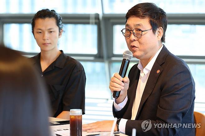 인사말하는 최휘영 문화체육관광부 장관 (서울=연합뉴스) 류효림 기자 = 최휘영 문화체육관광부 장관이 12일 서울 종로구 아트코리아랩에서 열린 청년문화예술인 간담회에서 인사말을 하고 있다. 2026.8.12 ryousanta@yna.co.kr