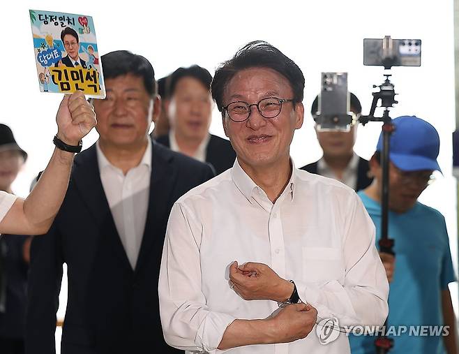 가락몰 찾은 김민석 당 대표 후보 (서울=연합뉴스) 김성민 기자 = 더불어민주당 김민석 당 대표 후보가 11일 서울 송파구 가락시장에 들어서고 있다. 2026.8.11 ksm7976@yna.co.kr