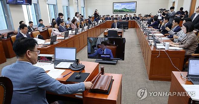 의사봉 두드리는 김정호 기후환노위원장 (서울=연합뉴스) 이동해 기자 = 김정호 위원장이 12일 국회 기후에너지환경노동위원회 전체회의에서 개회를 선언하고 있다. 2026.8.12 eastsea@yna.co.kr