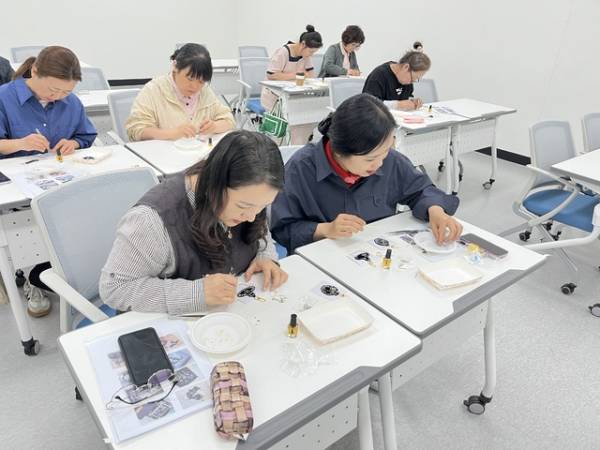 옥천군이 운영하는 `신중년 청춘대학'에서 자개공예를 배우는 주민들./옥천군 제공