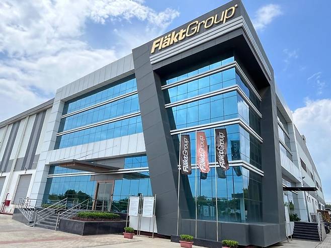 삼성전자가 인수한 '플랙트 그룹(FläktGroup)'은 글로벌 데이터센터 HVAC 경쟁력 확보에 최적화된 기업이다. 플랜트 그룹은 100년 넘는 역사를 지닌 독일 본사의 유럽 최대 HVAC 생산 기업이다. 특히 글로벌 10여 개의 생산거점과 유럽·미주·중동·아시아까지 폭넓은 판매·서비스 네트워크를 갖추고 있다. / 삼성전자