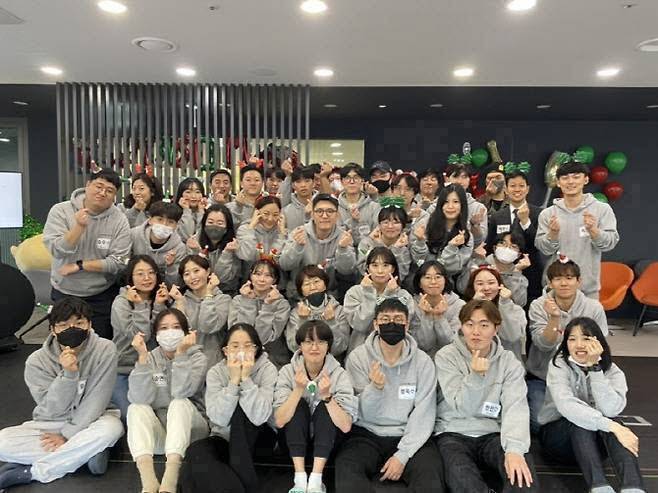 충청권에서 유일한 블록체인 핀테크 기업인 루센트블록의 직원들이 포즈를 취하고 있다. 허세영 대표는 이데일리 인터뷰에서 "변방에서 역사를 만든 실리콘밸리 신화처럼 충청권 유일한 블록체인 핀테크 기업으로서 포기하지 않을 것"이라고 말했다. (사진=허세영 대표 페이스북)