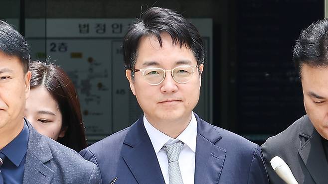 심우정 전 검찰총장이 지난달 16일 서울중앙지법에서 구속 전 피의자심문(영장실질심사)을 마치고 법원을 나서고 있다. /사진공동취재단