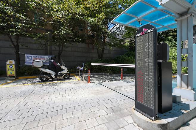12일 오후 서울 강남구 역삼동의 한 아파트 단지 입구에 배달 오토바이가 멈춰 섰다. 전광판에 ‘오토바이 진입 금지’라는 문구가 보인다. 배달 기사는 입구에 오토바이를 주차한 뒤 걸어서 배달했다. /박성원 기자