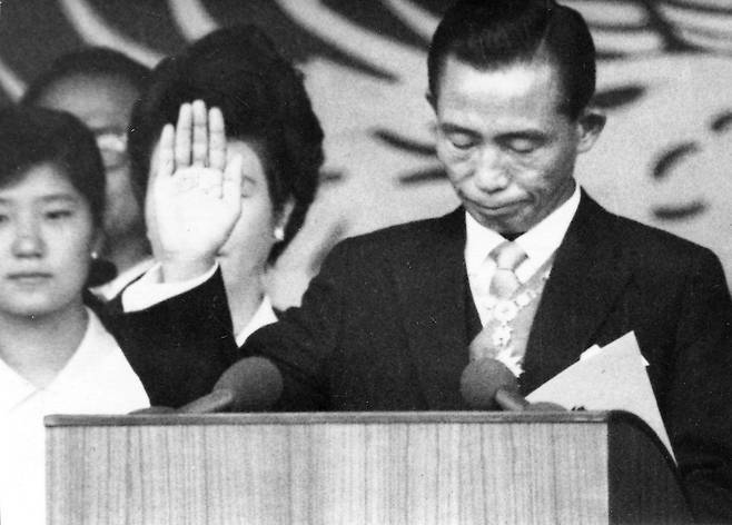 1971년 7월 1일 7대 대통령 취임식에서 취임 선서하고 있는 박정희 전 대통령. 박정희는 그해 4월 치러진 대선에서 김대중 신민당 후보에게 불과 94만여표로 승리한 것에 불만을 갖고 있었다. 한국일보 자료사진