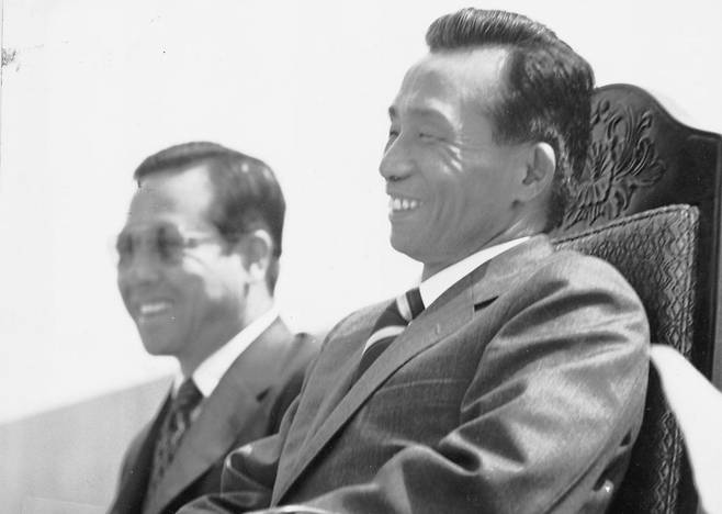 1971년 4월 17일 7대 대통령 선거 대구 유세장에서 나란히 앉은 박정희 후보와 김종필(왼쪽) 공화당 부총재. 대선 후 박정희는 김종필에게 선거 결과에 대해 불만을 털어놨다. 한국일보 자료사진