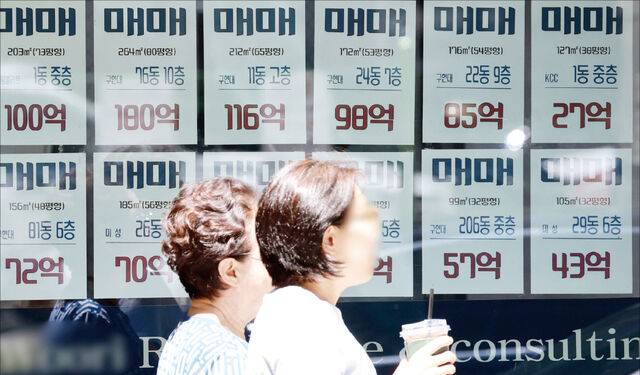 서울 강남구의 한 부동산 중개업소 앞에 매물 정보가 게재돼 있다. 초고가 주택 소유자를 겨냥한 정부의 세제개편안이 발표된 이후 강남구와 서초구 부동산 시장에는 불신과 원망이 넘실거리고 있다. 세금 변수에 골머리를 앓는 집주인, 갑자기 내쫓기는 세입자들의 불만이 곳곳에서 터져 나오고 있다. 연합뉴스