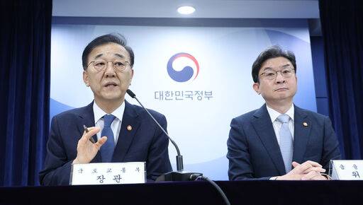 김윤덕 국토교통부 장관이 13일 오전 서울 종로구 정부서울청사에서 '전월세 및 매매시장 안정을 위한 주택 신속공급 방안 및 부동산 시장 안정을 위한 금융 종합대책'을 발표하고 있다. 뉴시스