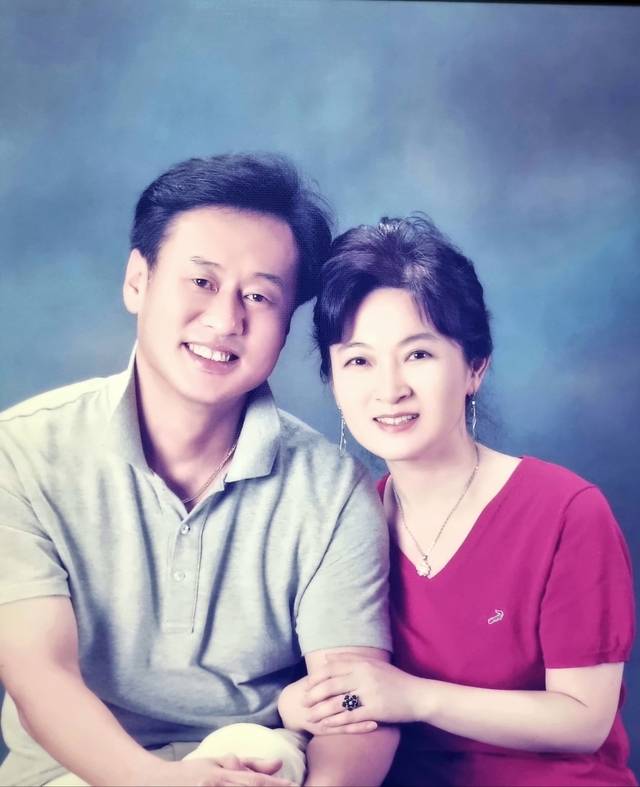 지난 2019년 아내(오른쪽)와 내가 함께 찍은 사진.