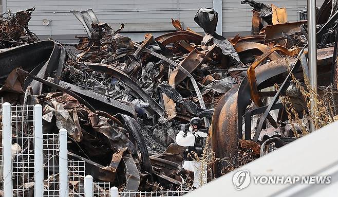 평택 위험물 보관창고 화재현장 합동감식 (평택=연합뉴스) 김지원 기자 = 13일 경기도 평택시 청북읍 토진리의 한 위험물질 보관창고에서 발생한 화재 현장에서 경기도소방재난본부와 경기남부경찰청 등 5개 기관 관계자들이 합동 감식을 진행하고 있다. 2026.8.13 zone@yna.co.kr