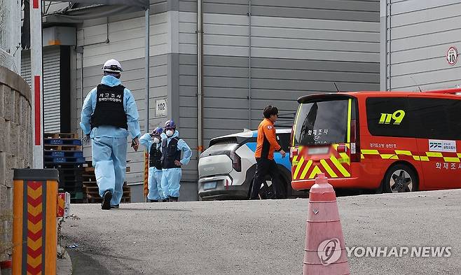 평택 위험물 보관창고 화재현장 합동감식 (평택=연합뉴스) 김지원 기자 = 13일 경기도 평택시 청북읍 토진리의 한 위험물질 보관창고에서 발생한 화재 현장에서 경기도소방재난본부와 경기남부경찰청 등 5개 기관 관계자들이 합동 감식을 진행하고 있다. 2026.8.13 zone@yna.co.kr