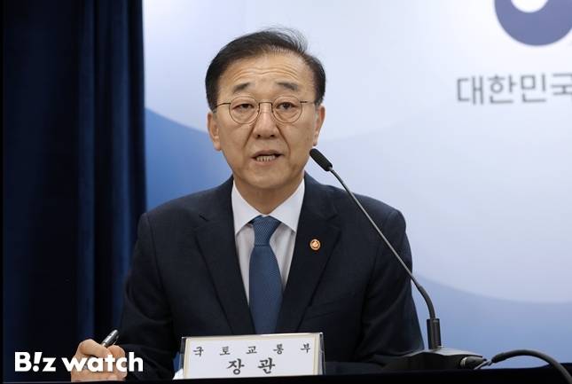 김윤덕 국토부 장관이 13일 정부서울청사에서 열린 전월세 및 매매시장 안정을 위한 주택 신속공급 방안 브리핑에 참석해 발언하고 있다./사진=이명근 기자 qwe123@