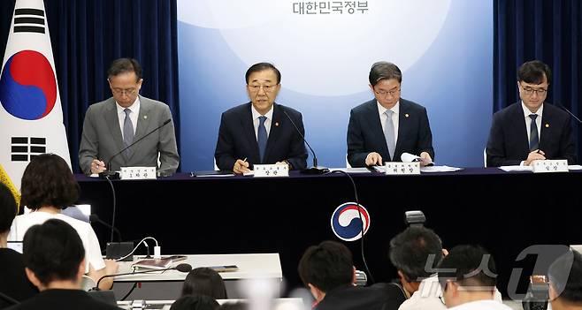 김윤덕 국토교통부 장관 등이 서울 종로구 세종대로 정부서울청사에서 전월세 및 매매시장 안정을 위한 주택 신속공급 방안 및 부동산 시장 안정을 위한 금융 종합대책을 발표하고 있다. 왼쪽부터 이형일 재정경제부 1차관, 김 장관, 이억만 금융위원장, 임기근 국무조정실장. ⓒ 뉴스1 김명섭 기자