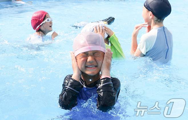 서울 종로구 광화문광장에 마련된 ‘2026 서울썸머비치’를 찾은 아이들이 물놀이를 하며 더위를 식히고 있다. 2026.8.7 ⓒ 뉴스1 이종수 기자
