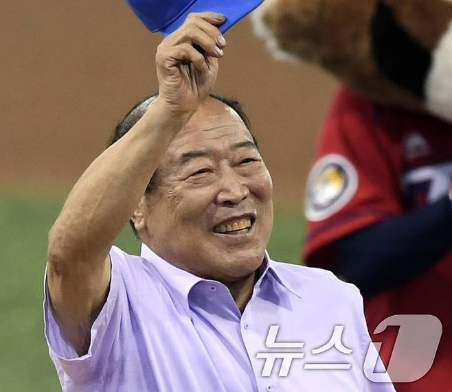 사진은 백인천 전 감독이 지난 2016년 7월 16일 서울 구로구 고척스카이돔에서 열린 '2016 KB0 리그 올스타전' 나눔 올스타대 드림 올스타의 경기에 앞서 인사하는 모습. (뉴스1 DB) 2026.8.14 ⓒ 뉴스1
