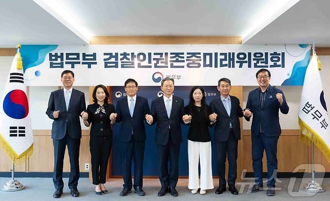 10일 정성호 법무부 장관(가운데)이 장주영 늘푸른합동법률사무소 변호사 등 7명을 검찰인권존중미래위원회 위원으로 위촉했다.(법무부 제공) ⓒ 뉴스1 김종훈 기자