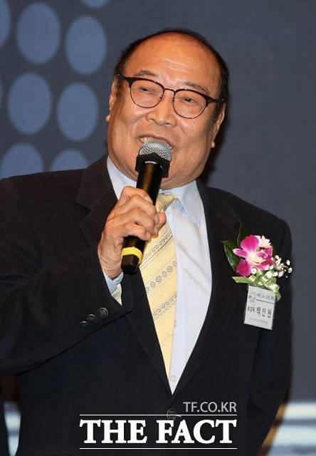 2019 제7회 한국프로야구 은퇴선수의 날 시상식에서 인사말을 하고 있는 백인천 전 감독./뉴시스