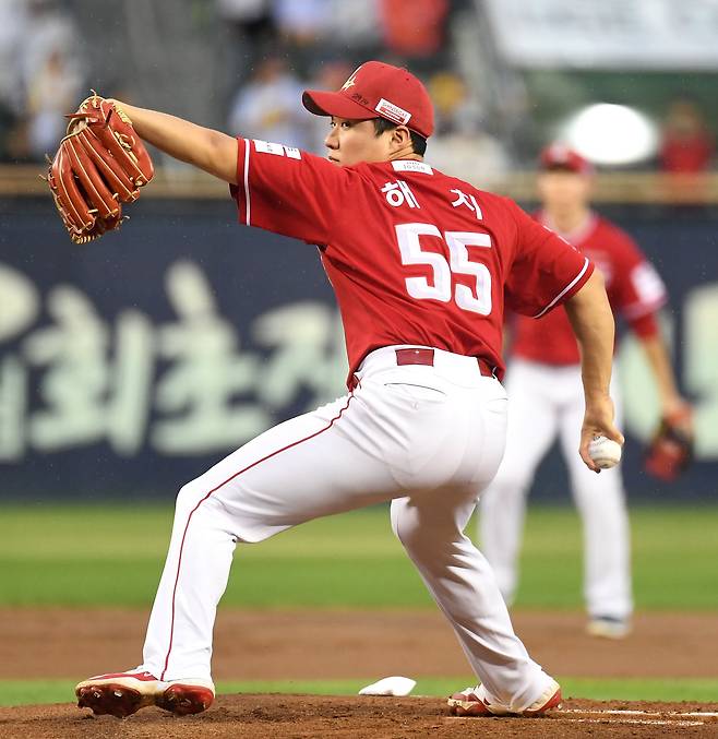 14일 잠실구장에서 열린 KBO리그 LG와 SSG의 경기. 선발 투구하고 있는 SSG 최민준. 급작스런 등판으로 이날 선발투수로 예고됐던 외국인 투수 해치의 유니폼을 입었다. /송정헌 스포츠조선 기자