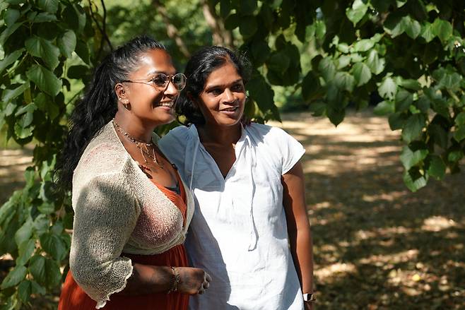 40년 전 인도에서 태어나 해외로 입양돼 최근 재회한 미나 · 미날 자매. 사진=로이터 연합뉴스