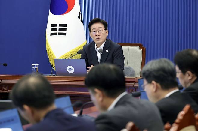 이재명 대통령이 13일 청와대에서 열린 수석보좌관회의에서 발언하고 있다. 청와대사진기자단