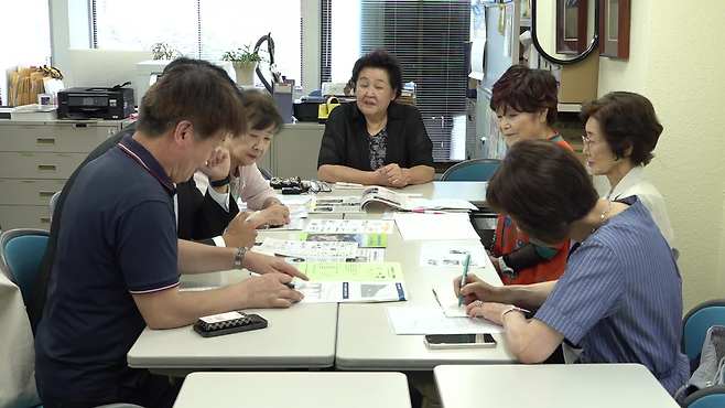 일본 교토시지역여성연합회 회장과 회원들이 KBS 취재진에게 폐식용유 수거 활동에 관해 설명하고 있는 모습.