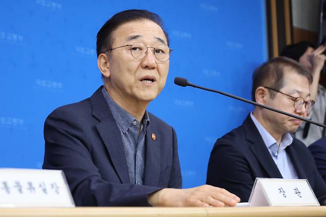 김윤덕 국토교통부 장관이 14일 세종시 정부세종청사 기자실에서 지난 1년 간의 국토부의 주요 성과 등에 대해 설명하고 있다. 연합뉴스