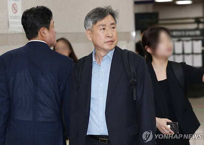 중앙지법 들어선 김종욱 전 해경청장 (서울=연합뉴스) 김성민 기자 = 계엄에 해양경찰청을 가담시키려 한 의혹을 받는 김종욱 전 해경청장이 3일 서울 서초구 서울중앙지방법원에서 열린 구속 전 피의자 심문(영장실질심사)에 출석하고 있다. 2026.7.3 ksm7976@yna.co.kr