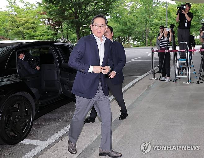 시애틀로 출국하는 이재용 회장 (서울=연합뉴스) 류영석 기자 = 이재용 삼성전자 회장이 7일 미국 시애틀로 출국하기 위해 서울 김포비즈니스항공센터(SGBAC)에 도착해 이동하고 있다. 2026.7.7 ondol@yna.co.kr