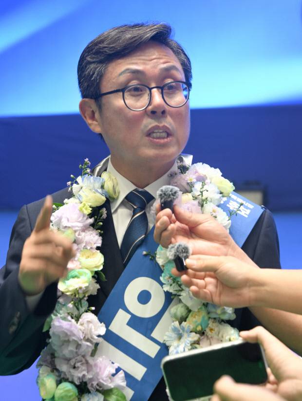 안도걸 더불어민주당 초대 전남광주시당위원장이 15일 광주일보와 인터뷰에서 향후 운영방안에 대한 방향을 제시하고 있다. /나명주 기자 mjna@kwangju.co.kr