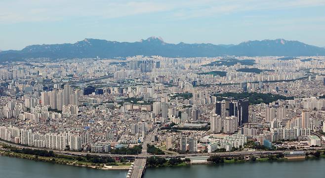 서울 송파구 롯데월드타워에서 바라본 서울 시내 아파트 전경.(이투데이DB)