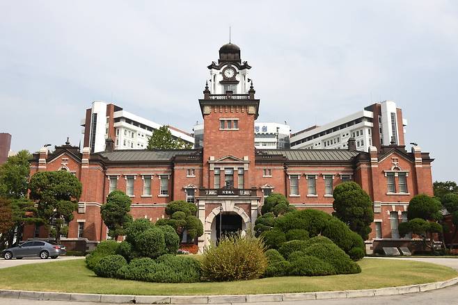 1909년 12월 23일 매국노 이완용이 이재명 의사에 의해 처단되어 우리나라 최초로 흉부외과 수술을 받았던 대한의원. 사진 출처=국가유산청