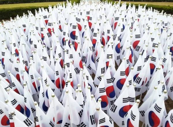 제81주년 광복절을 맞아 전국 곳곳에서 태극기 게양 운동과 경축행사가 이어지고 있다. 시민들은 태극기를 내걸며 광복의 의미를 되새기고, 지자체는 독립유공자를 기리는 행사와 올바른 국기 게양법을 알리며 나라사랑 분위기를 확산하고 있다. ⓒ픽사베이