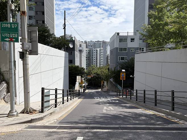 서울 성북구 돈암동 한신한진아파트 단지 내부 가파른 경사. (사진=정윤지 기자)