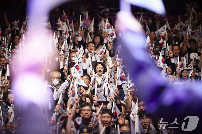 15일 오전 경기아트센터 대극장에서 열린 제81주년 광복절 경축식에서 추미애 경기도지사가 만세삼창을 하고 있다.(경기도 제공. 재판매 및 DB금지)
