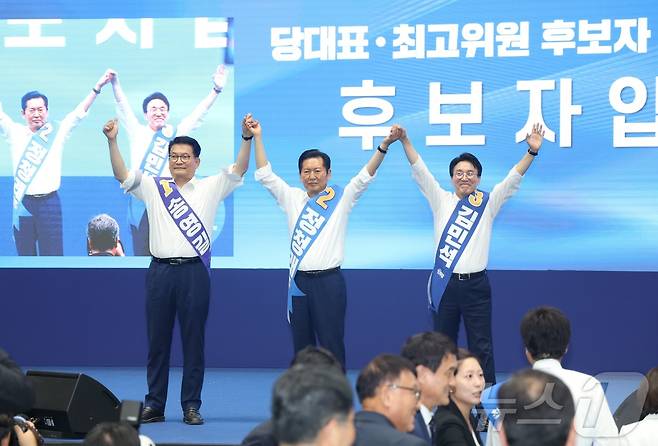 송영길(왼쪽부터), 정청래, 김민석 더불어민주당 당대표 후보가 15일 전북 익산시 원광대학교 문화체육관에서 열린 민주당 당대표·최고위원 선출을 위한 전북 합동연설회에서 인사를 하고 있다. 2026.8.15 ⓒ 뉴스1 유경석 기자