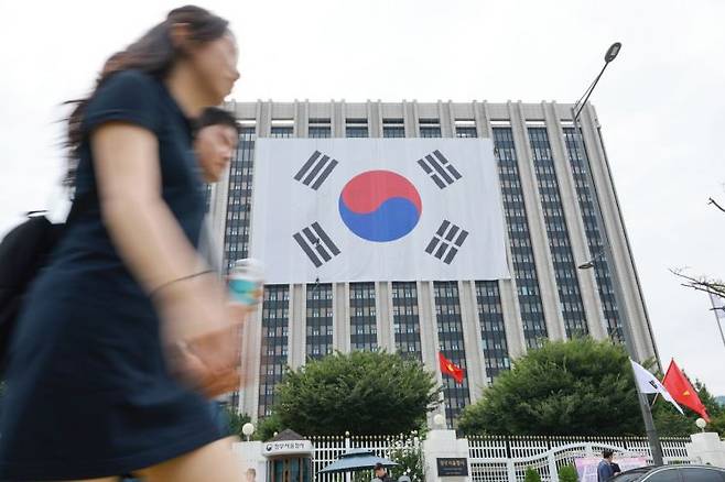 대형 태극기가 걸린 정부서울청사. 연합뉴스