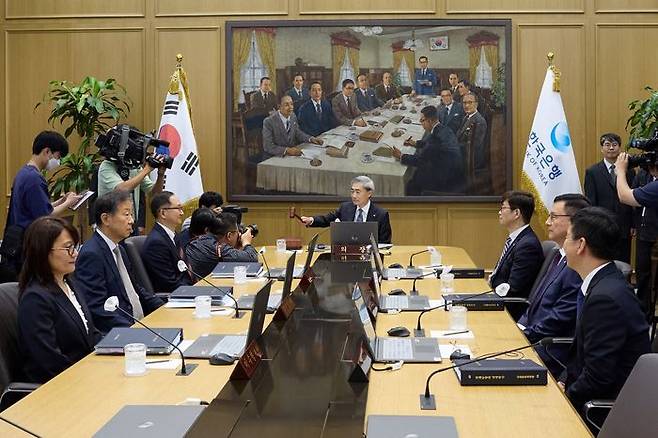 신현송 한국은행 총재가 지난 5월 28일 서울 중구 한국은행 본관에서 열린 금융통화위원회 통화정책방향 회의에서 의사봉을 두드리고 있다. ⓒ한국은행