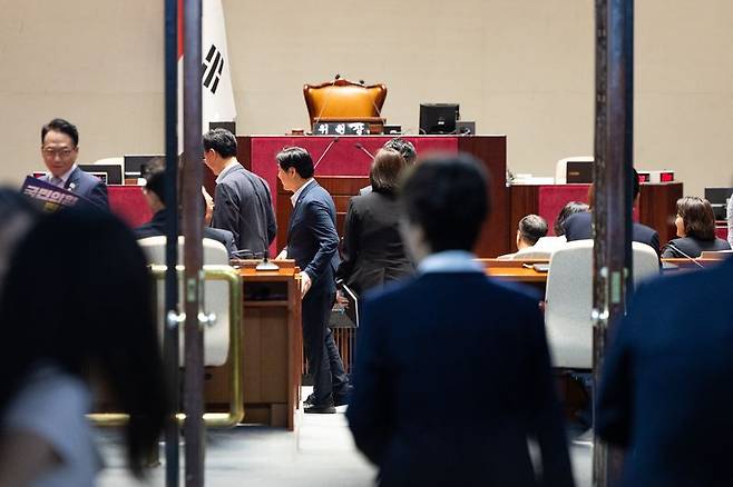 더불어민주당 의원들이 지난 13일 국회에서 열린 비공개 의원총회에 참석하고 있다. 뉴스1
