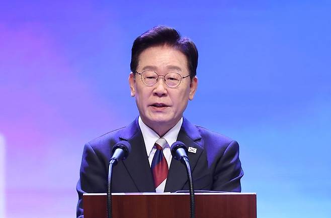 이재명 대통령이 15일 서울 종로구 세종문화회관에서 열린 제81주년 광복절 경축식에서 경축사를 하고 있다. 연합뉴스