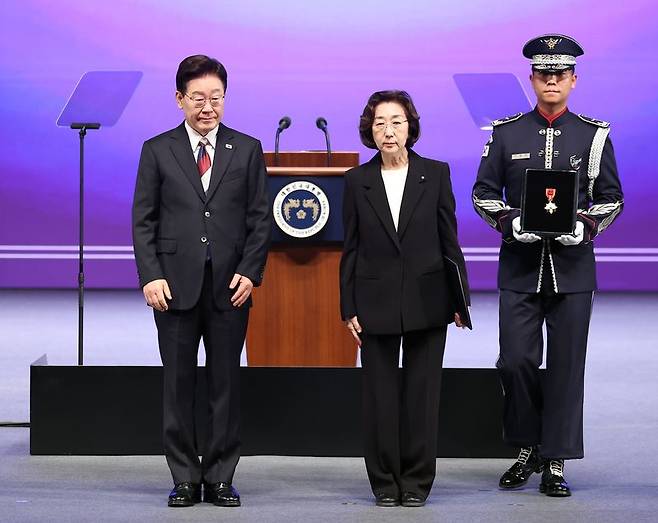 이재명 대통령이 15일 서울 종로구 세종문화회관에서 열린 제81주년 광복절 경축식에서 백범 김구 선생의 부인인 고 최준례 여사의 유족 손녀 김미 씨에게 건국훈장 애족장을 수여한 후 기념촬영을 하고 있다. 연합뉴스