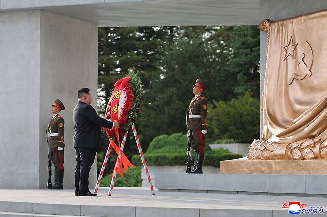 김정은 북한 국무위원장이 지난 14일 부인 리설주, 딸 주애와 함께 조국해방(광복) 81주년을 맞아 해방탑을 참배했다고 조선중앙통신이 15일 보도했다. 2026.8.15 조선중앙통신/연합뉴스