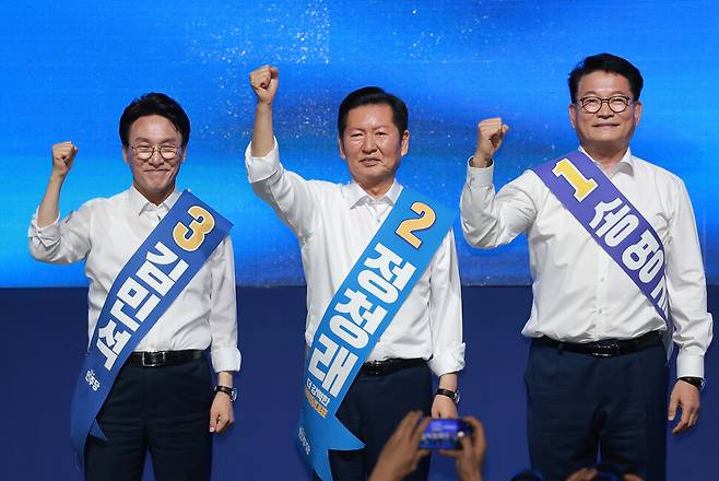 더불어민주당 대표 선거에 출마한 송영길·정청래·김민석 후보(기호순)가 15일 전남광주 나주시 나주종합스포츠파크 다목적체육관에서 열린 민주당 대표·최고위원 전남광주 합동연설회에 참석해 기념 촬영하고 있다. 연합뉴스