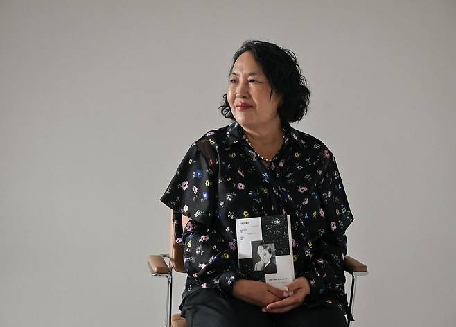 '비밀의 들판' 저자 마거릿 주혜 리가 13일 서울 중구 한국일보에서 인터뷰 전 포즈를 취하고 있다. 정다빈 기자